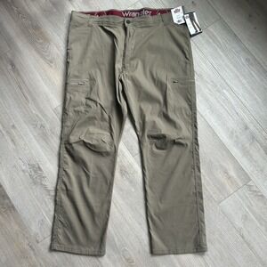 NWT MEN Wrangler Cargo Straight Fit Pant Nylon Flex Performance Waist Lite Brown